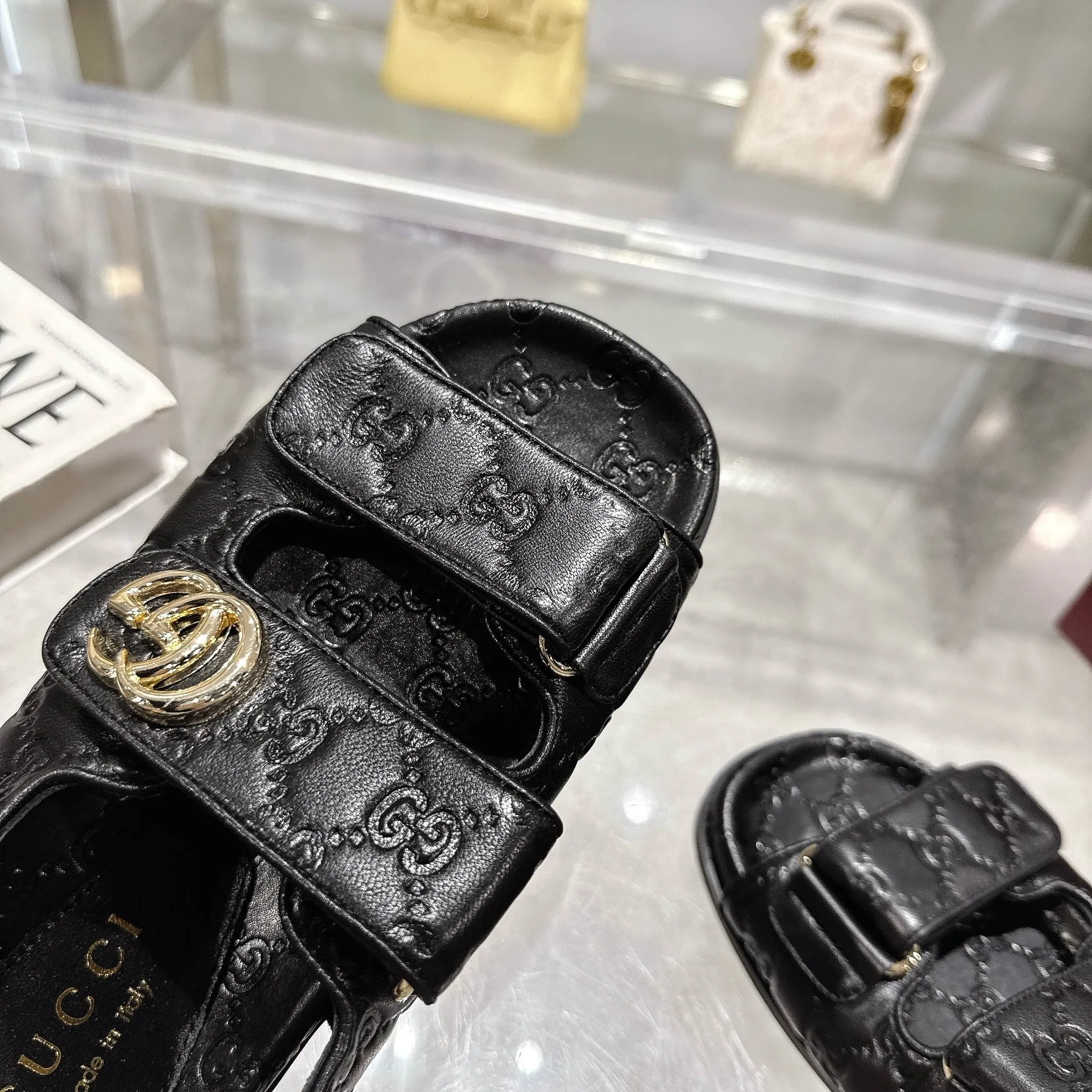 Wholesale direct sales 260👟👟 Gucci’s modern design aesthetic explores the path of unique craftsmanship, cleverly integrating the brand’s classic elements with its beloved brand identity. The sandal is embellished with the beloved Double G hardware, adding a touch of understated branding to the design, complementing the versatility of the Velcro straps. Women Light gold tone hardware Sheepskin lining Double G Rubber sole Velcro fastening Flat sole